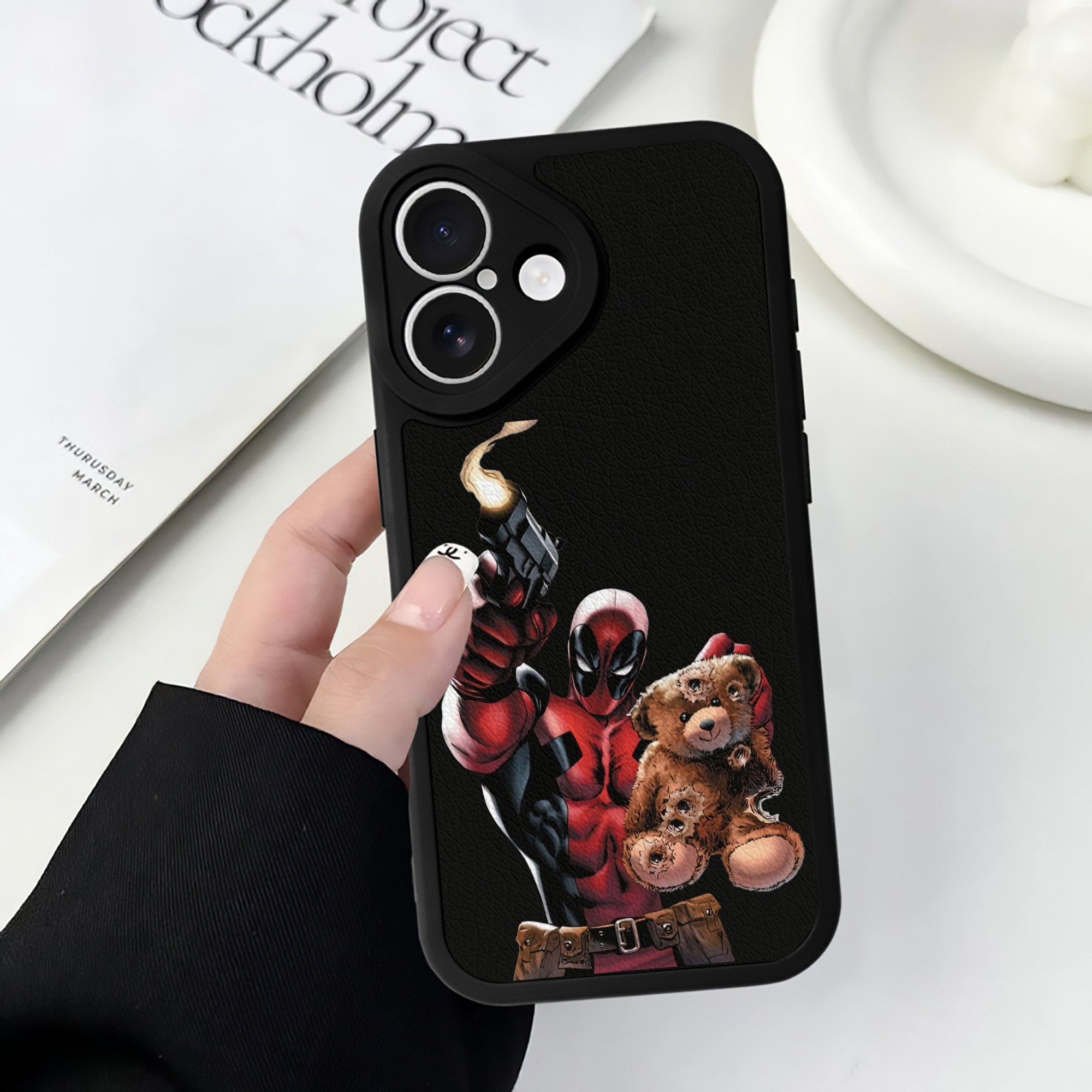 （画像用） Deadpool デッドプール 【iPhone 16シリーズ対応】シリコンスマホケース（レザー調） 材質：シリコン